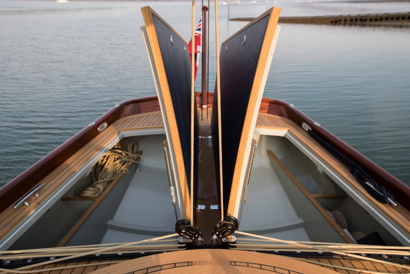 Spirit Yachts гибкие солнечные панели, встроенные в палубу