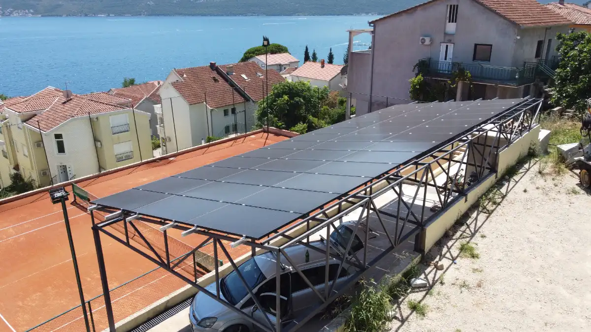 Sonnenkollektoren über einem Parkplatz am Meer - Solarkraftwerk in Lars Dubrava
