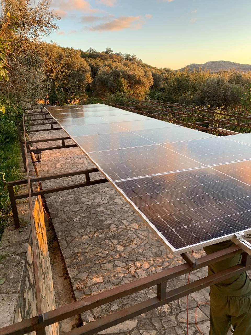 Parkirišče s solarnimi paneli 545 W in možnostjo polnjenja električnih vozil