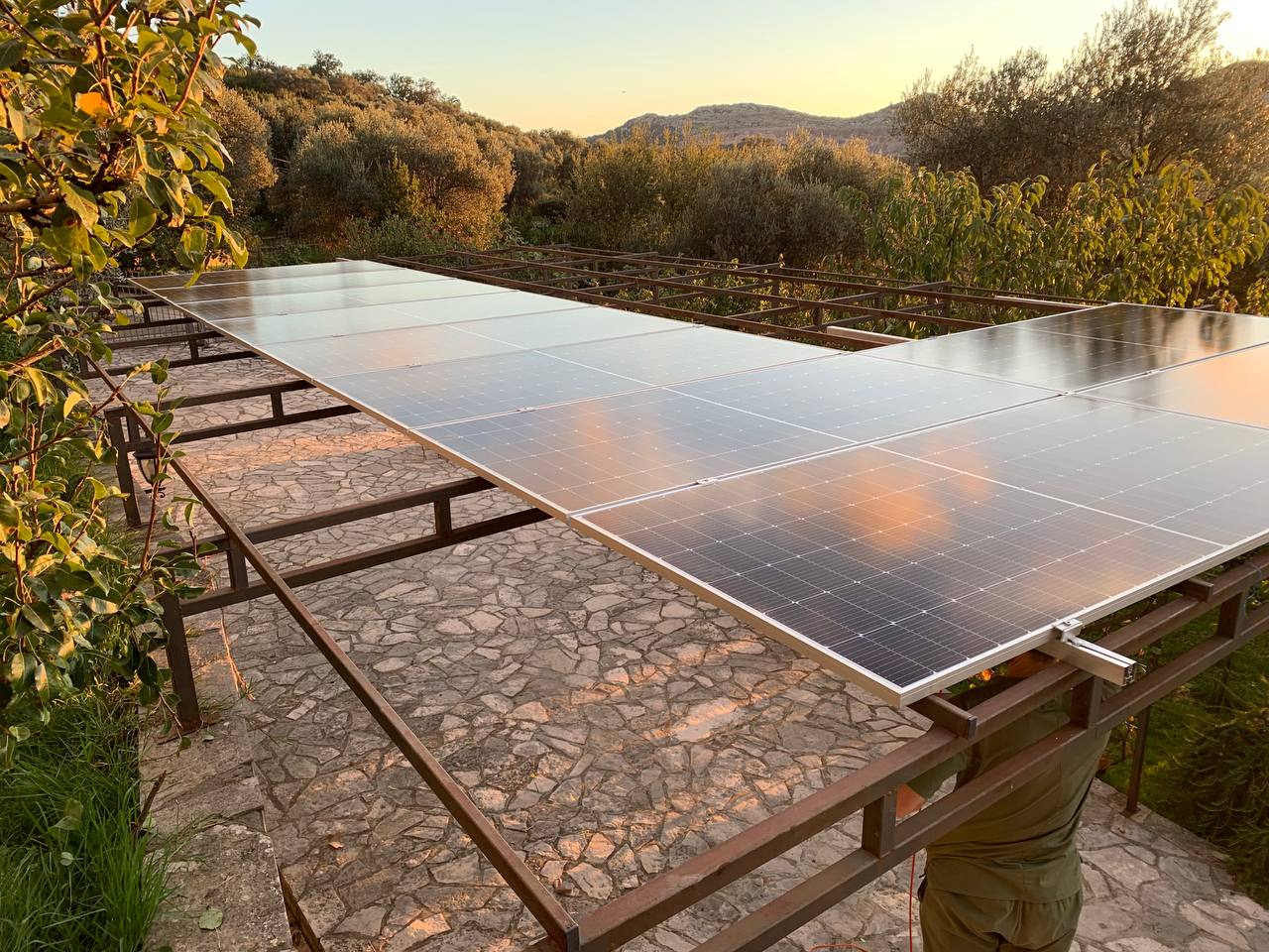 Parkirišče s solarnimi paneli 545 W in možnostjo polnjenja električnih vozil