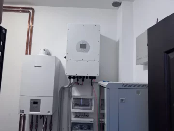 Котельная комната с техникой Bosch и водопроводные трубы