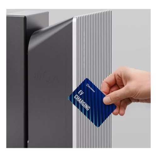 Рука прикладывает RFID-карту к зарядной станции электромобиля