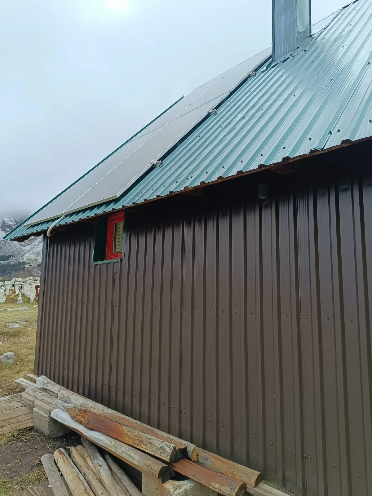Tongwei 625 W panels on aluminium rails on the konoba's corrugated metal roof