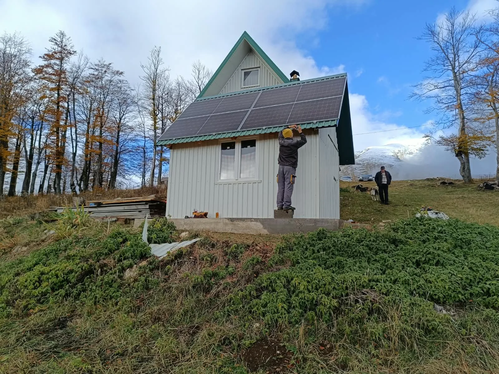 Four Tongwei solar panels on the house roof during installation